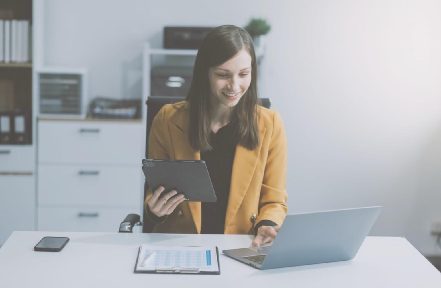 Professionelle Finanzberatung in modernem Büro